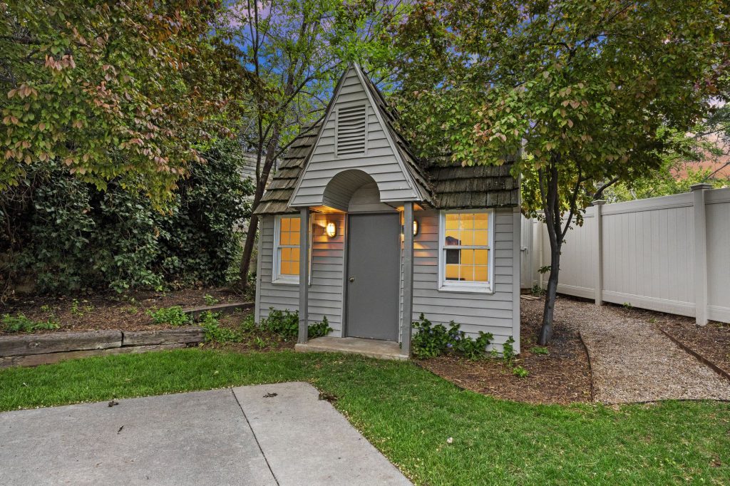 Beacon Drive garden house