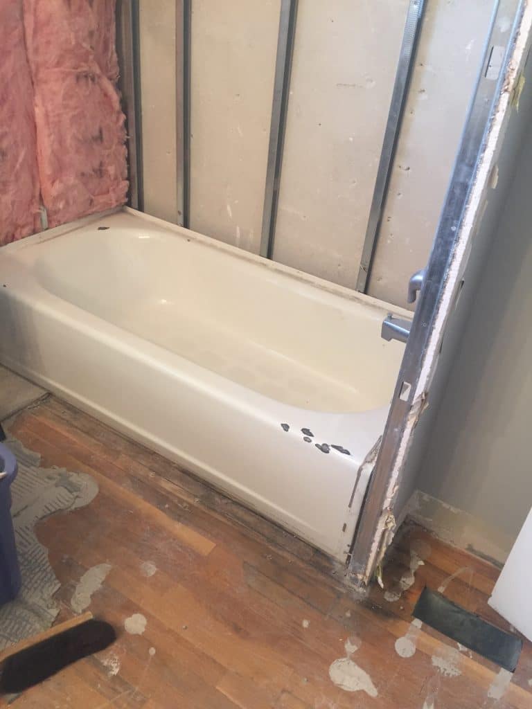Beacon Drive bathtub before